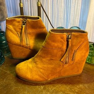 Attention "Emmy Chestnut" Wedge Boots Size 5m